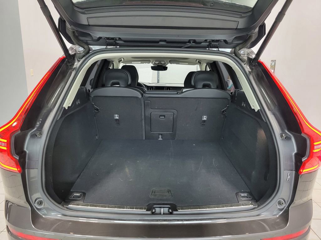 Used 2025 Volvo XC60 B5 Plus image 11