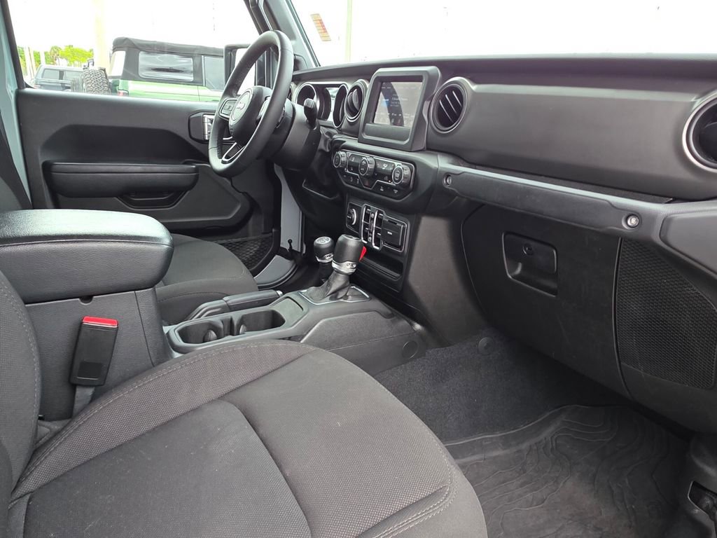 Used 2023 Jeep Gladiator Willys AWD/4WD image 9