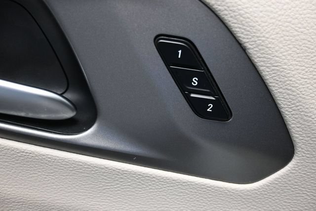 Used 2023 Chrysler Pacifica Touring-L FWD image 12