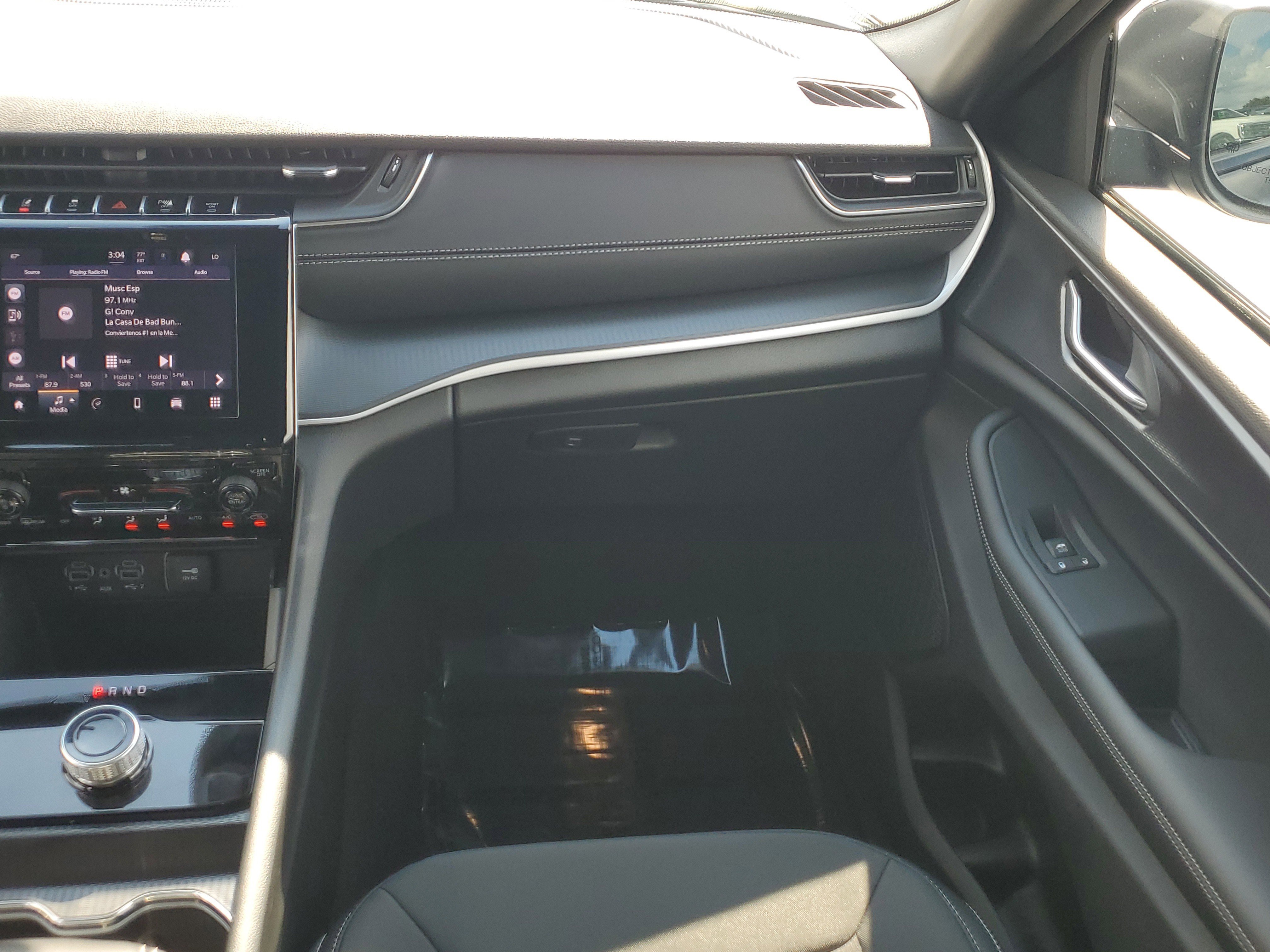 Used 2025 Jeep Grand Cherokee Laredo image 16