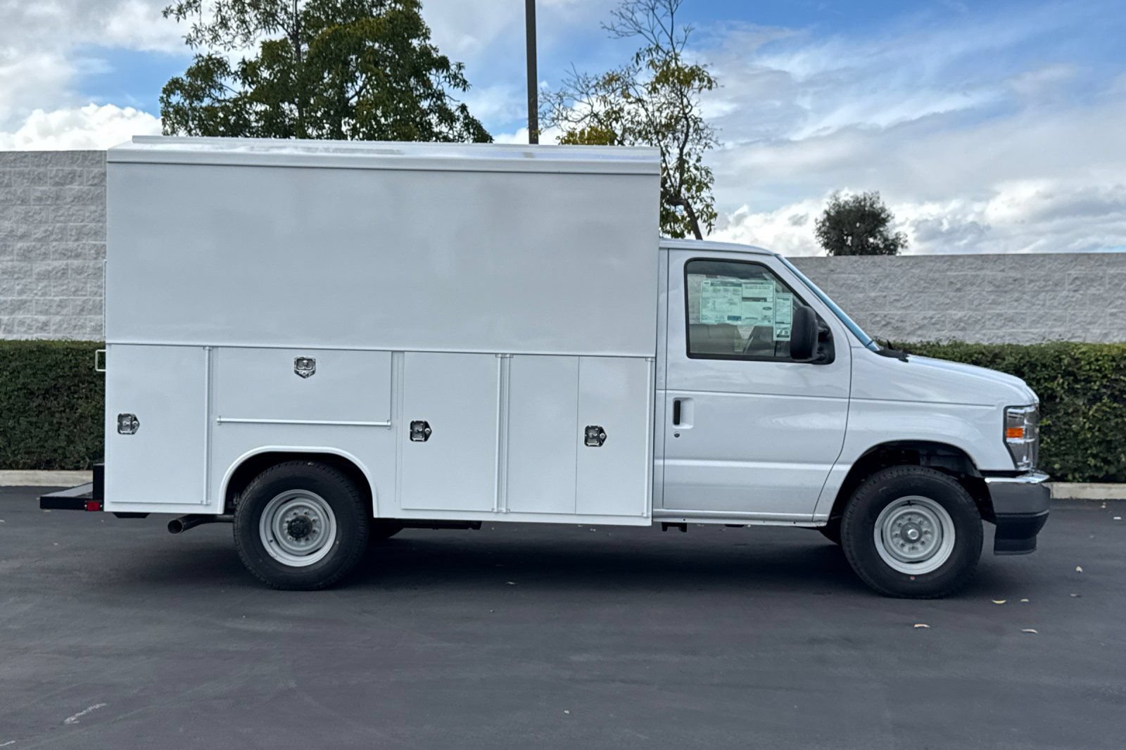 New 2026 Ford E-350 and Econoline 350 Super Duty w/ Power Equipment Group video 3