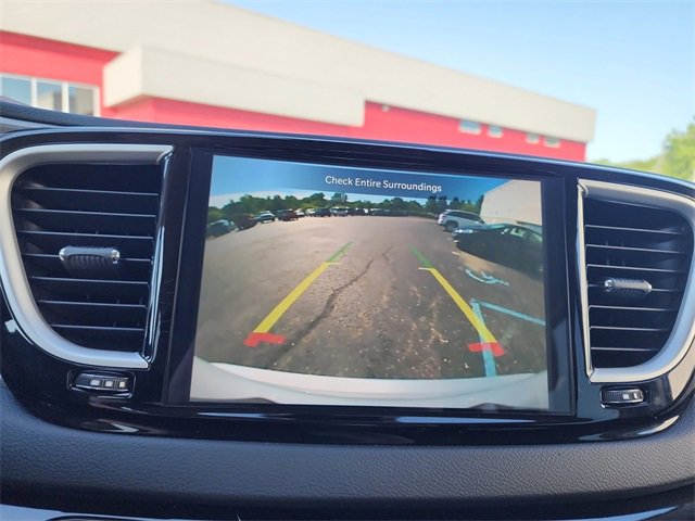 Used 2024 Chrysler Pacifica Touring-L image 23