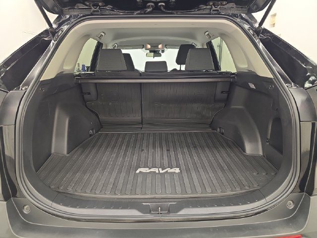 Used 2021 Toyota RAV4 XLE w/ XLE Grade Weather Package AWD/4WD image 15
