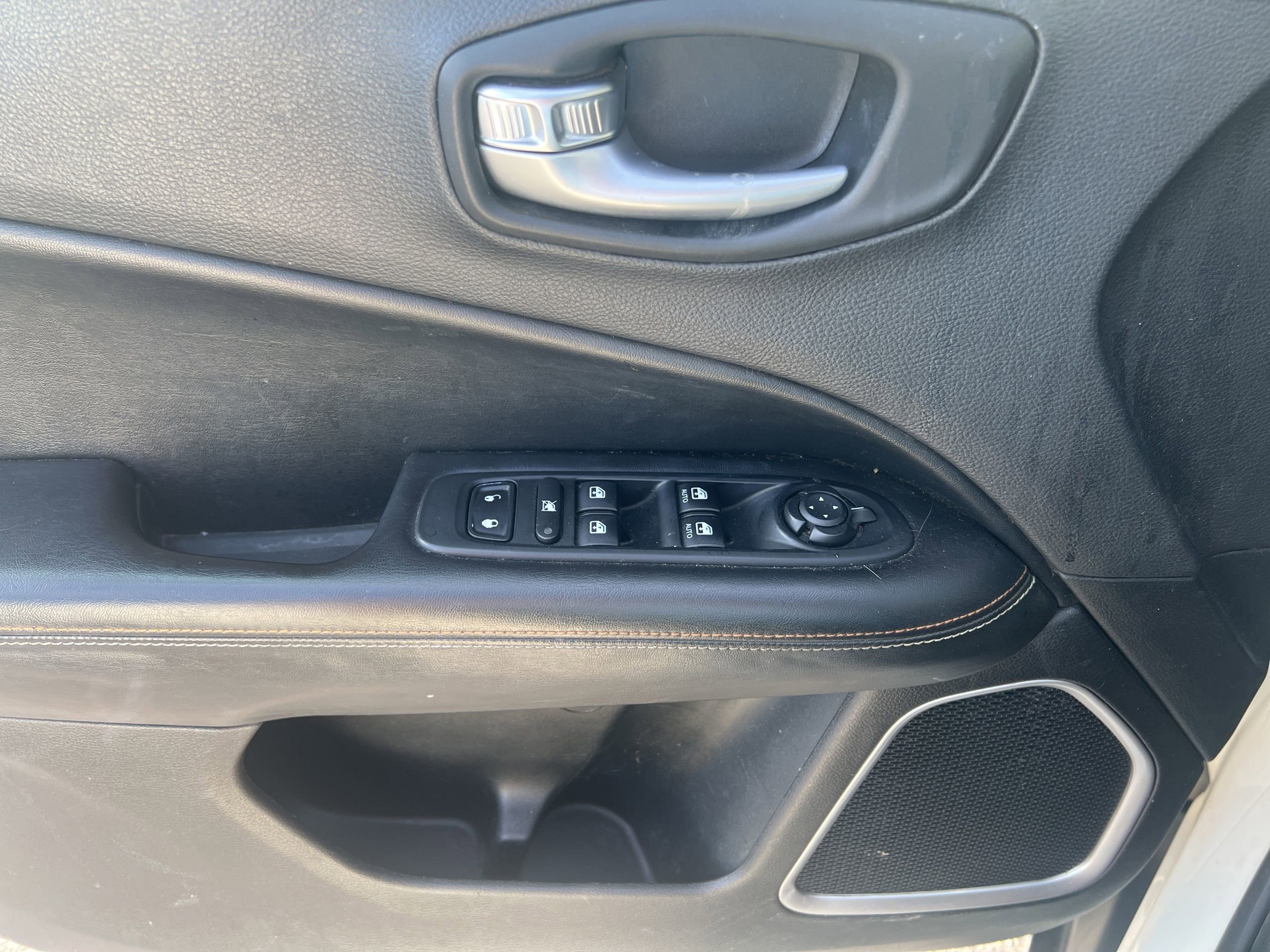 Used 2018 Jeep Compass Latitude AWD/4WD image 17