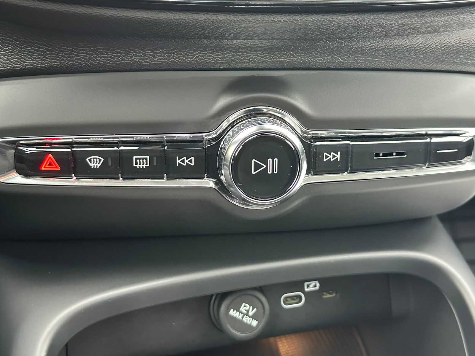 Used 2025 Volvo XC40 B5 Plus w/ Protection Package Premier image 29