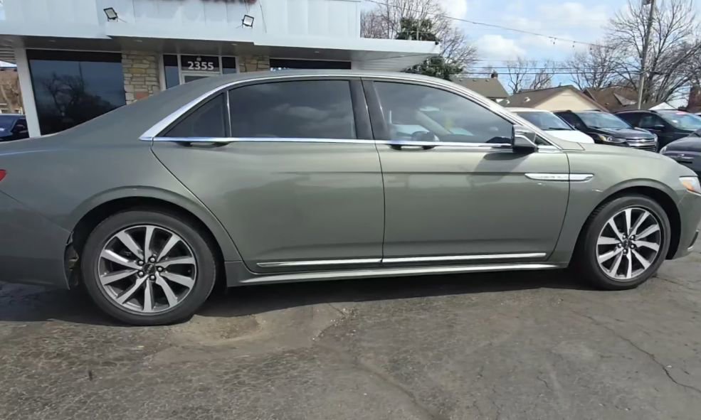 Used 2017 Lincoln Continental Premiere image 7