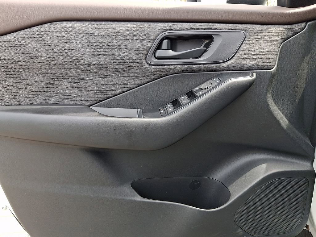 Used 2023 Nissan Rogue S AWD/4WD image 12