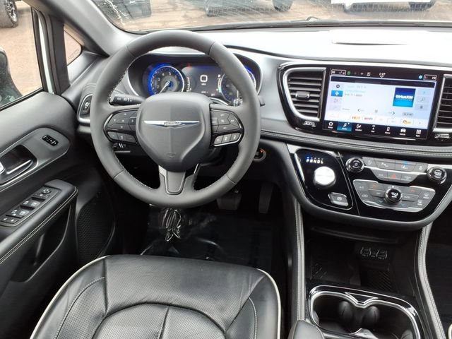 Used 2025 Chrysler Pacifica Limited FWD image 16