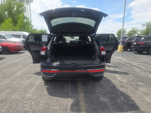 Used 2023 Volkswagen Atlas Cross Sport SE w/ Black Wheel Package AWD/4WD image 37