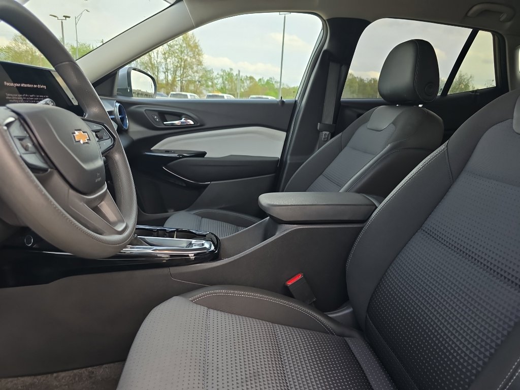 Used 2025 Chevrolet Trax LT image 19