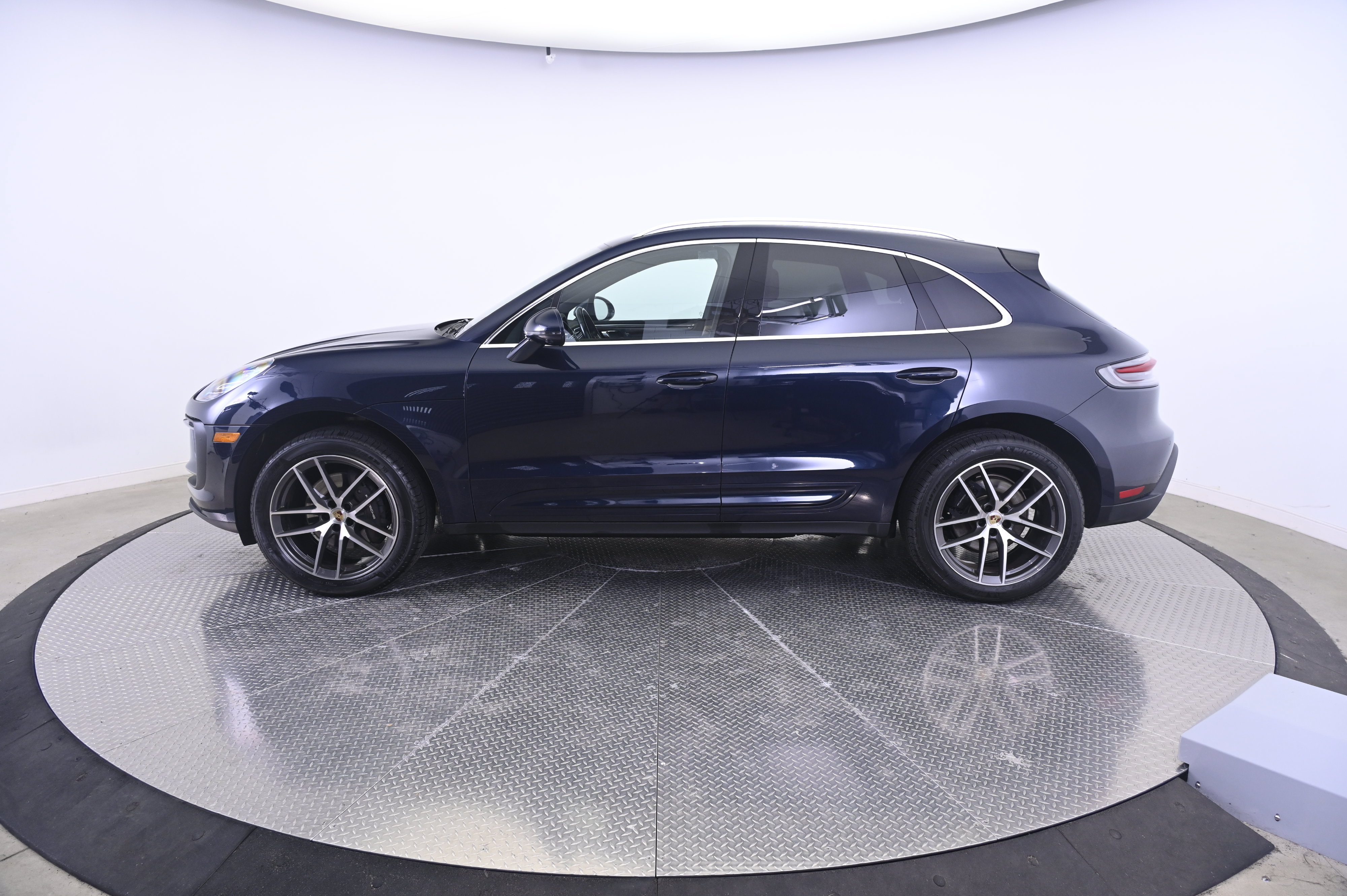 Certified 2023 Porsche Macan AWD/4WD image 2