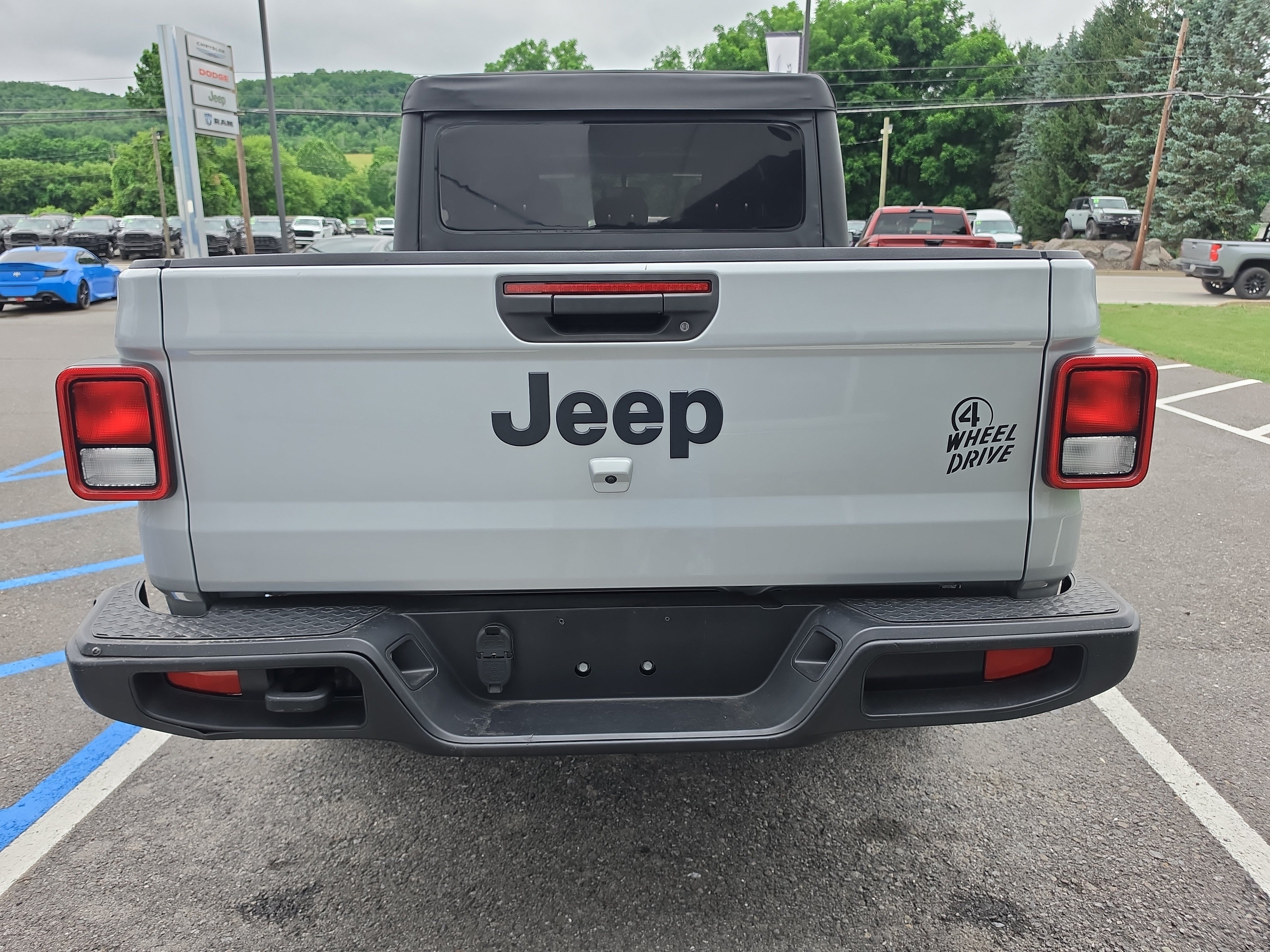Used 2022 Jeep Gladiator Sport AWD/4WD image 4