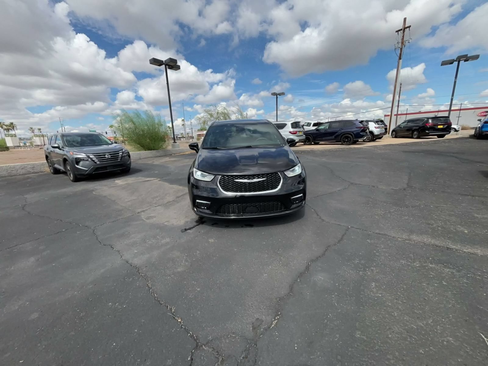 Used 2025 Chrysler Pacifica Select FWD image 4