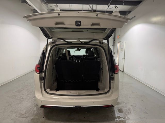 Used 2021 Chrysler Pacifica Limited image 5