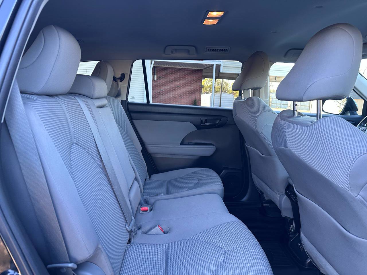 Used 2020 Toyota Highlander LE FWD image 27