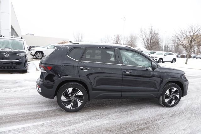 Used 2025 Volkswagen Taos SE w/ Panoramic Sunroof Package image 2