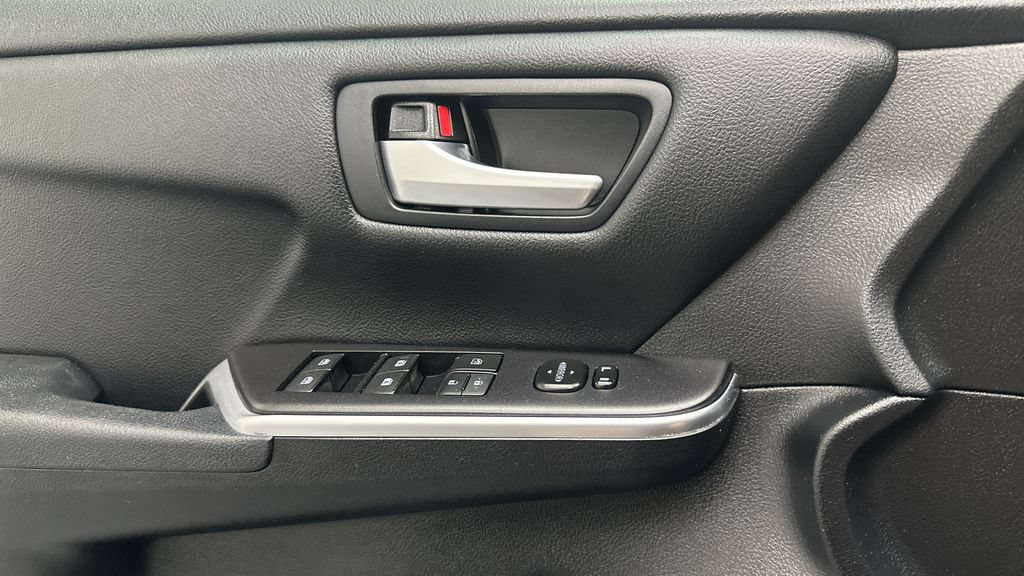 Used 2016 Toyota Camry SE w/ Moonroof Package FWD image 18