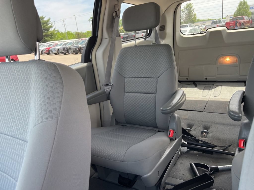 Used 2010 Chrysler Town & Country Touring FWD image 51