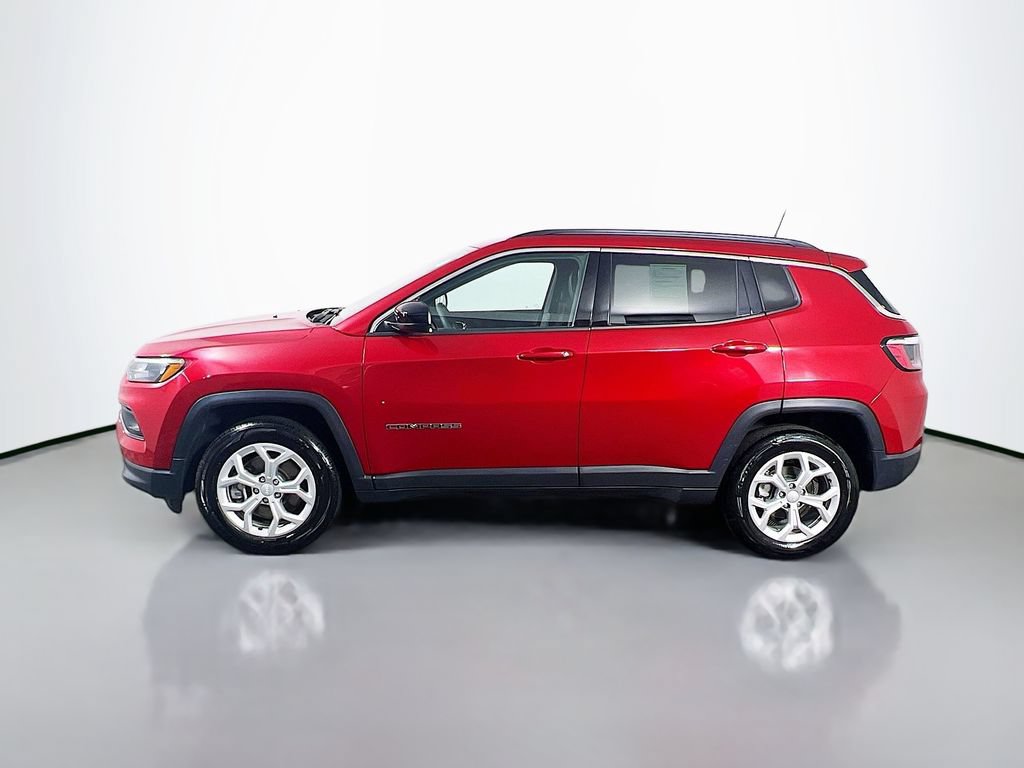Used 2024 Jeep Compass Latitude AWD/4WD image 4