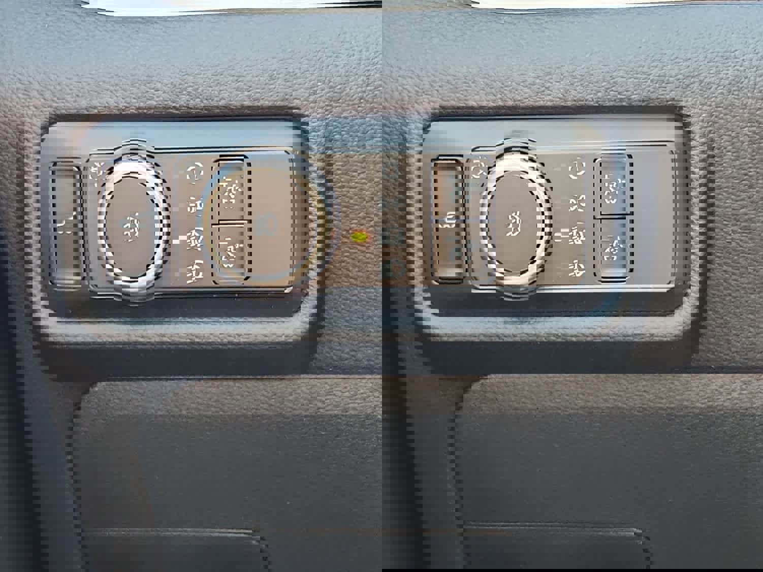 Used 2023 Ford Explorer XLT w/ Equipment Group 202A image 19