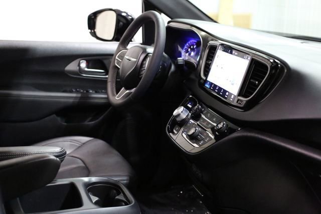 Used 2025 Chrysler Pacifica Select image 26