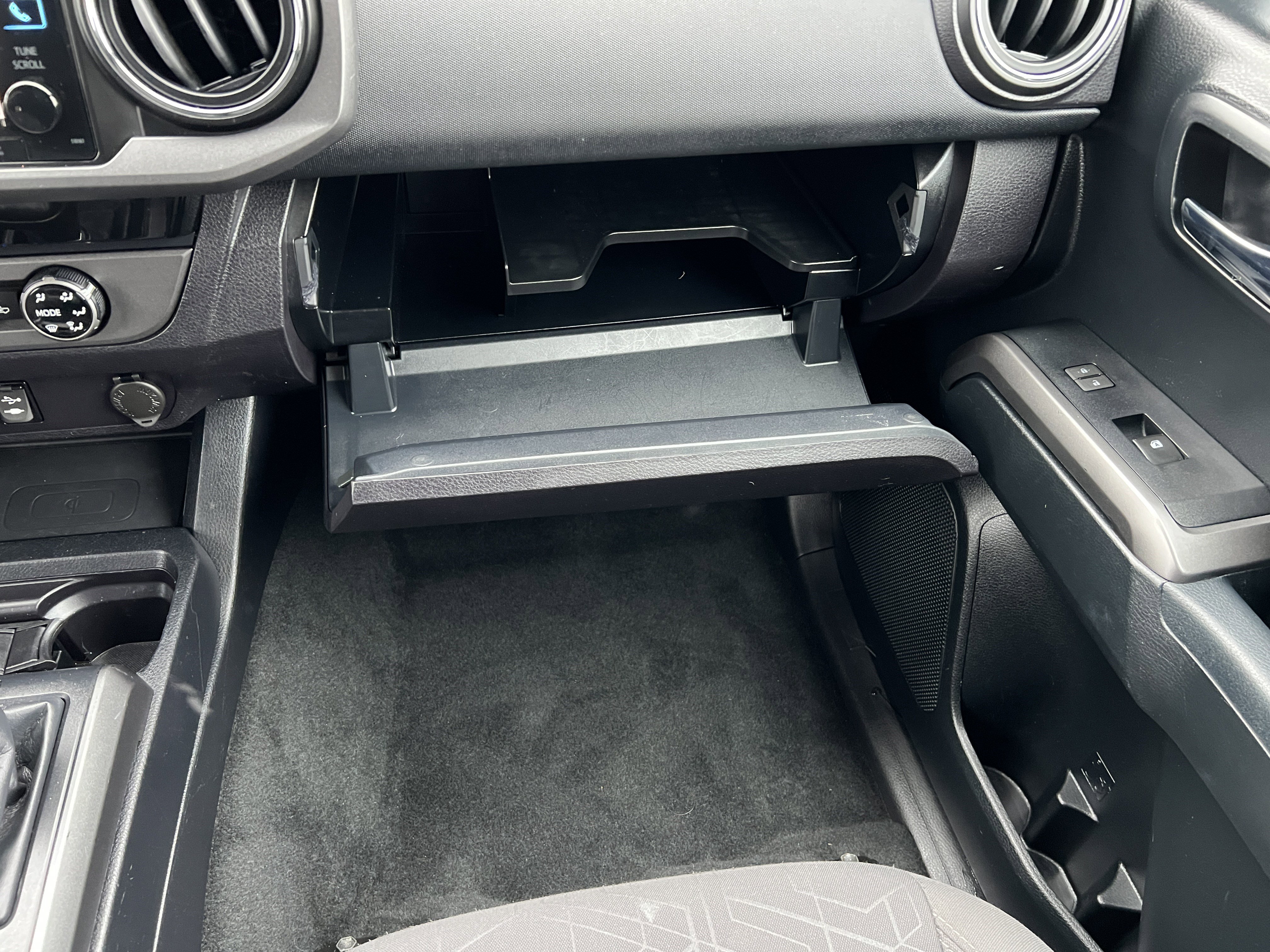 Used 2016 Toyota Tacoma TRD Sport w/ Towing Package image 35