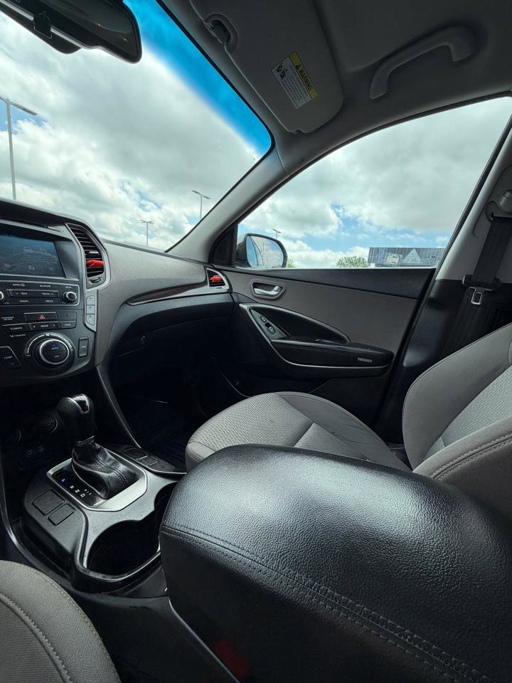 Used 2017 Hyundai Santa Fe SE AWD/4WD image 18