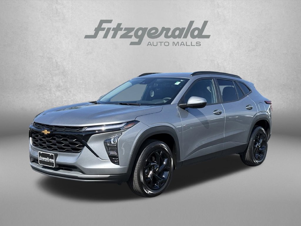 Used 2025 Chevrolet Trax LT FWD image 2