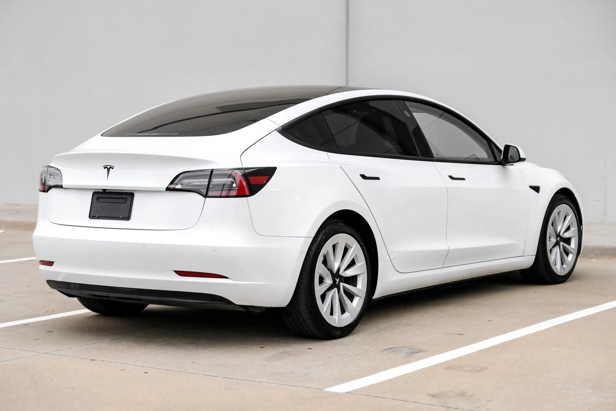 Used 2021 Tesla Model 3 Standard Range Plus image 4