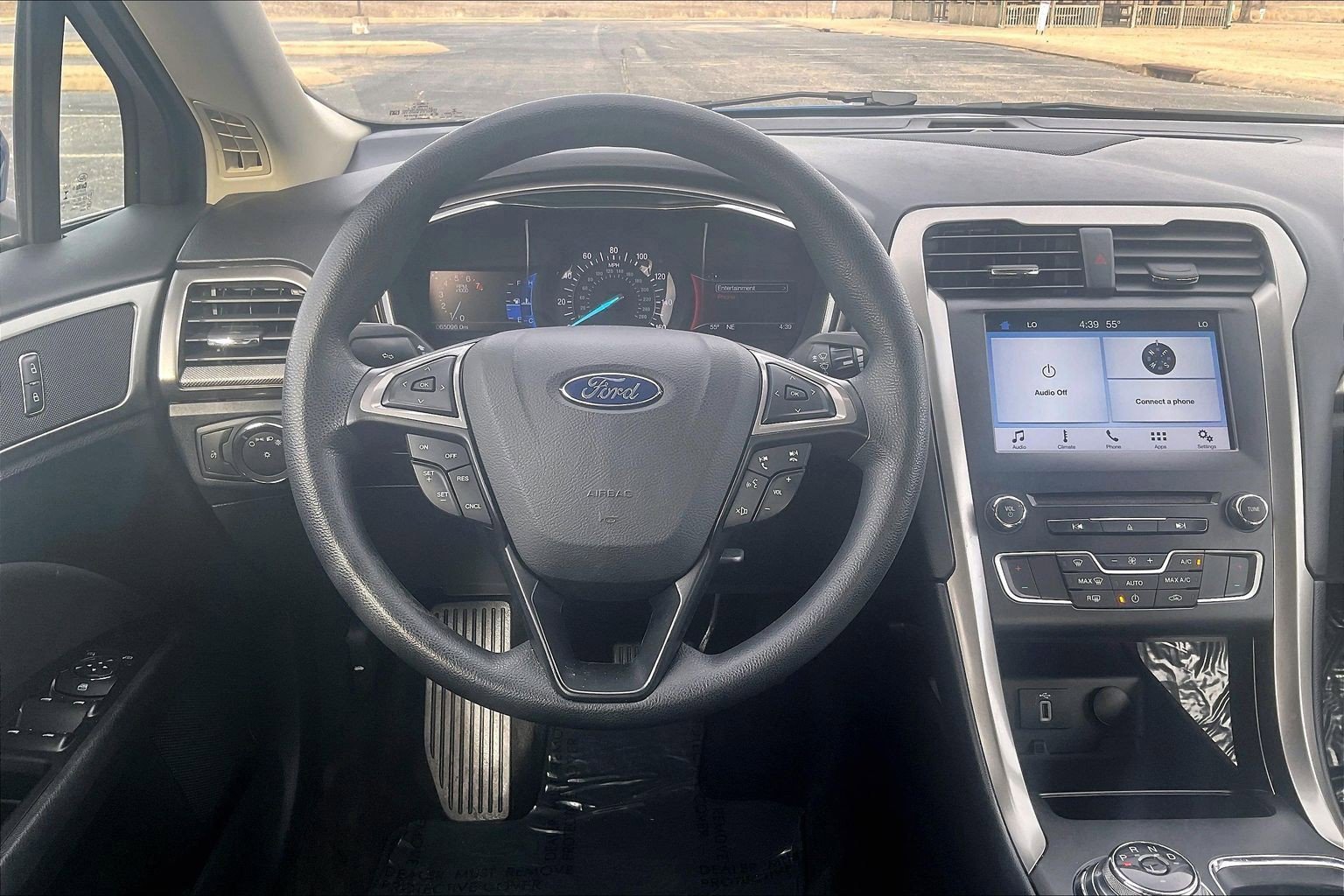 Used 2017 Ford Fusion SE w/ Fusion SE Technology Package image 5