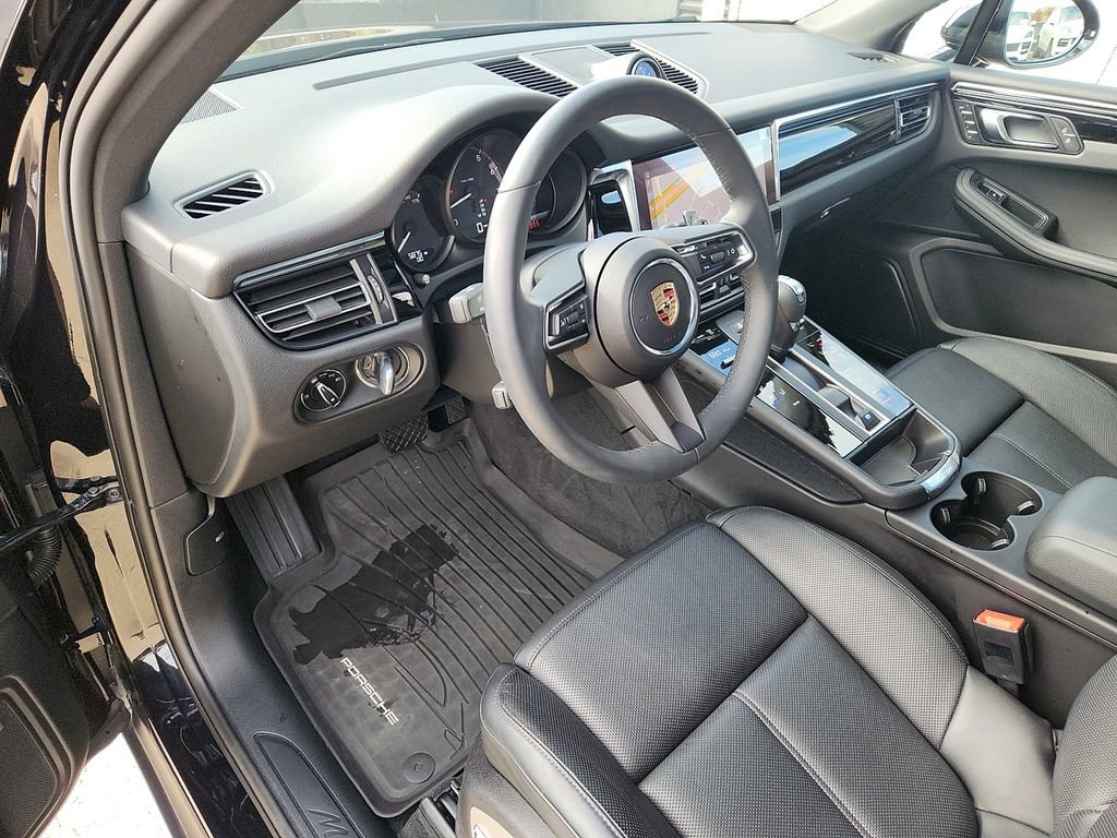 Certified 2025 Porsche Macan image 4
