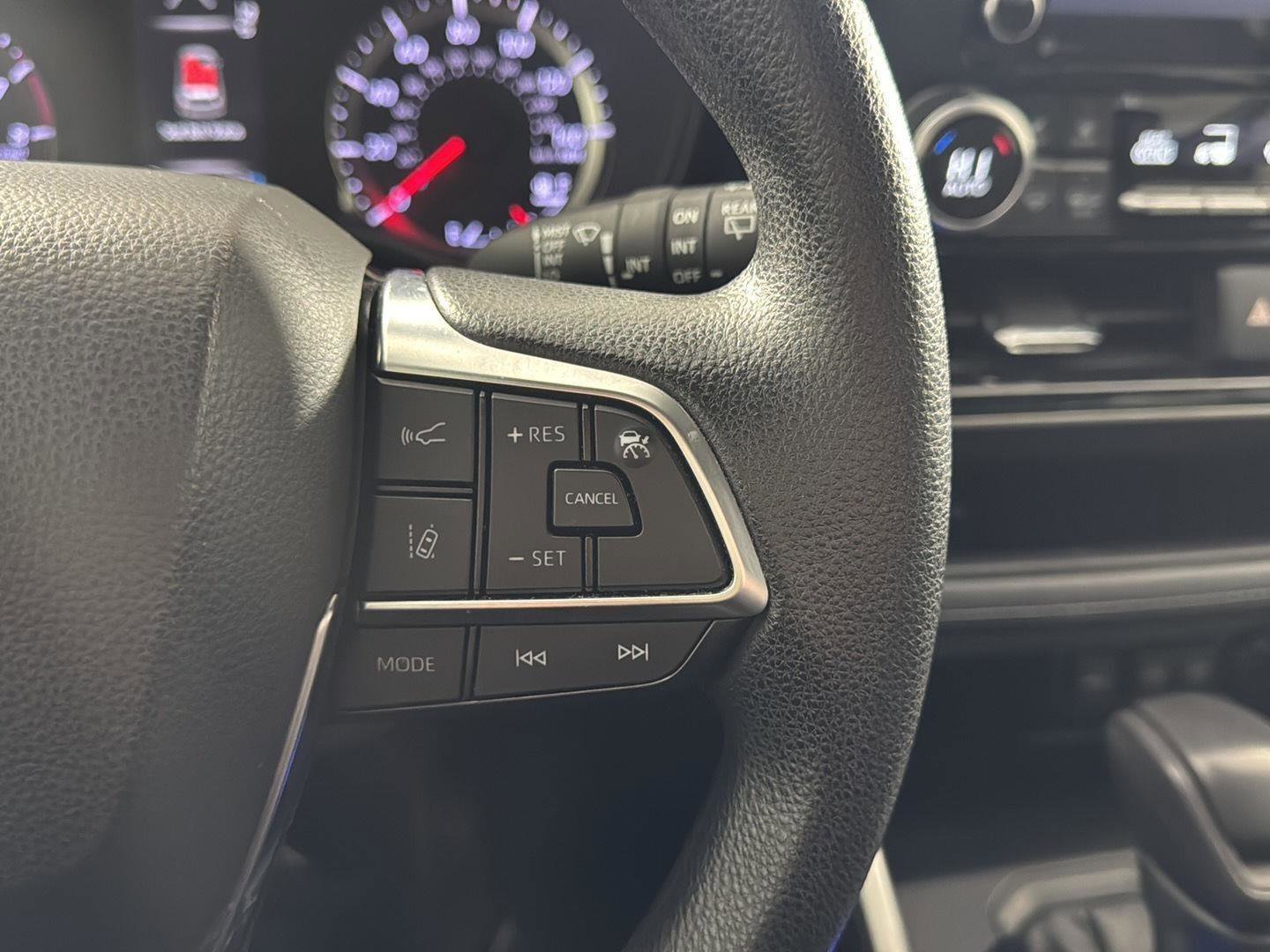 Used 2021 Toyota Highlander L image 17