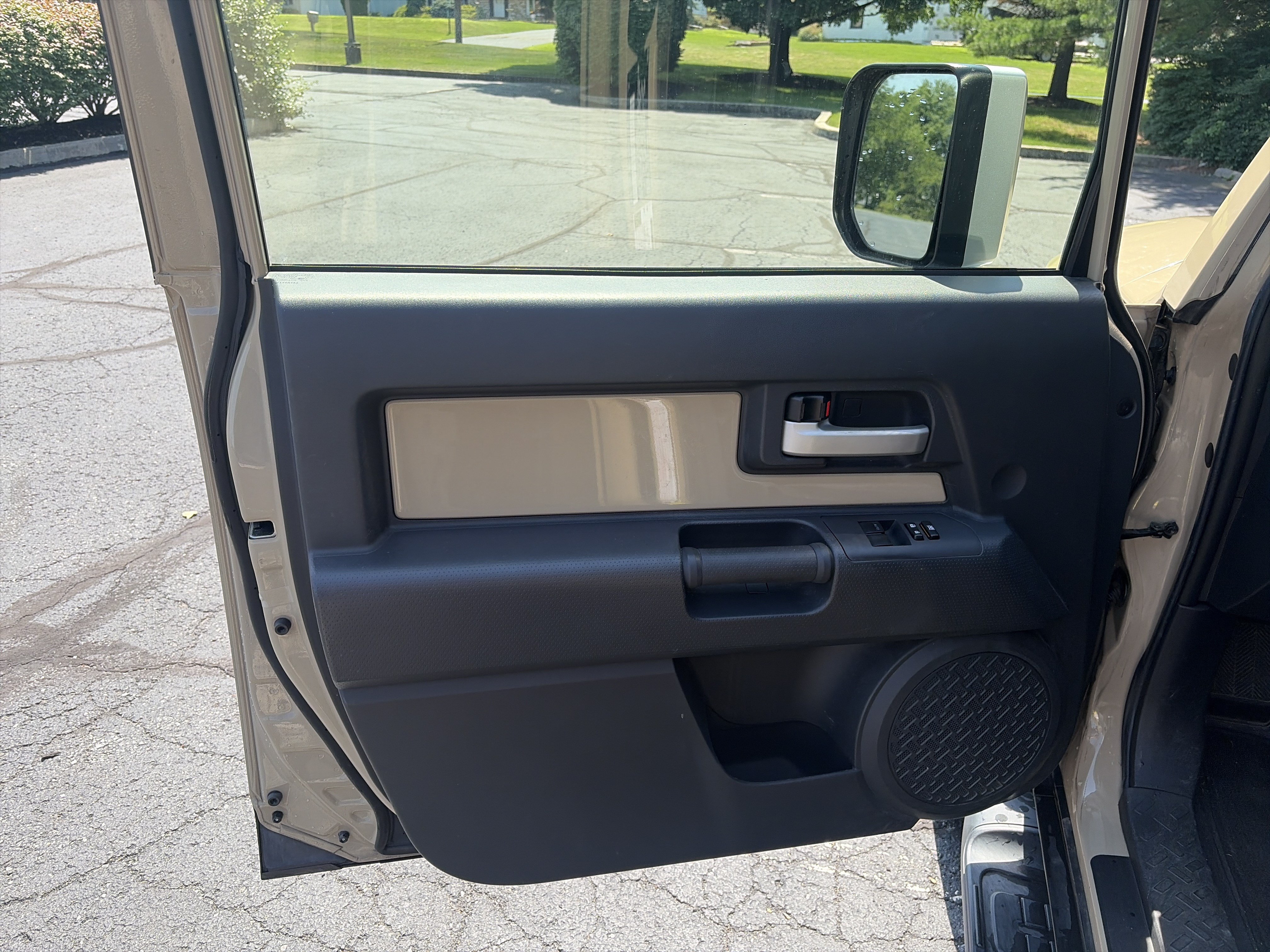 Used 2014 Toyota FJ Cruiser 4WD w/ Upgrade Package image 13