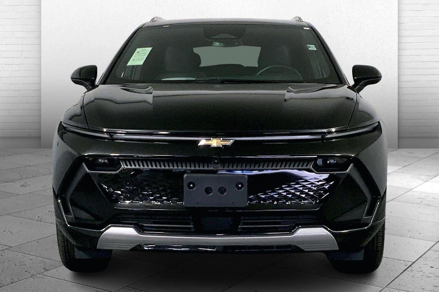 Used 2025 Chevrolet Equinox EV LT FWD image 2