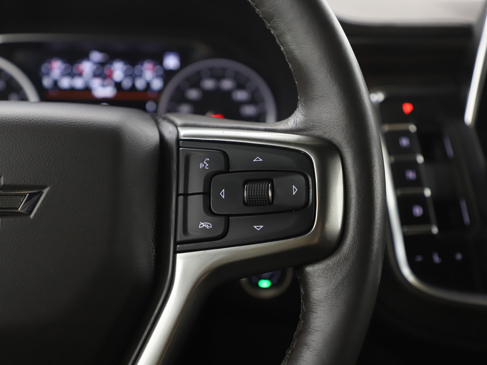 Used 2021 Chevrolet Tahoe Z71 w/ Z71 Off-Road Package AWD/4WD image 31