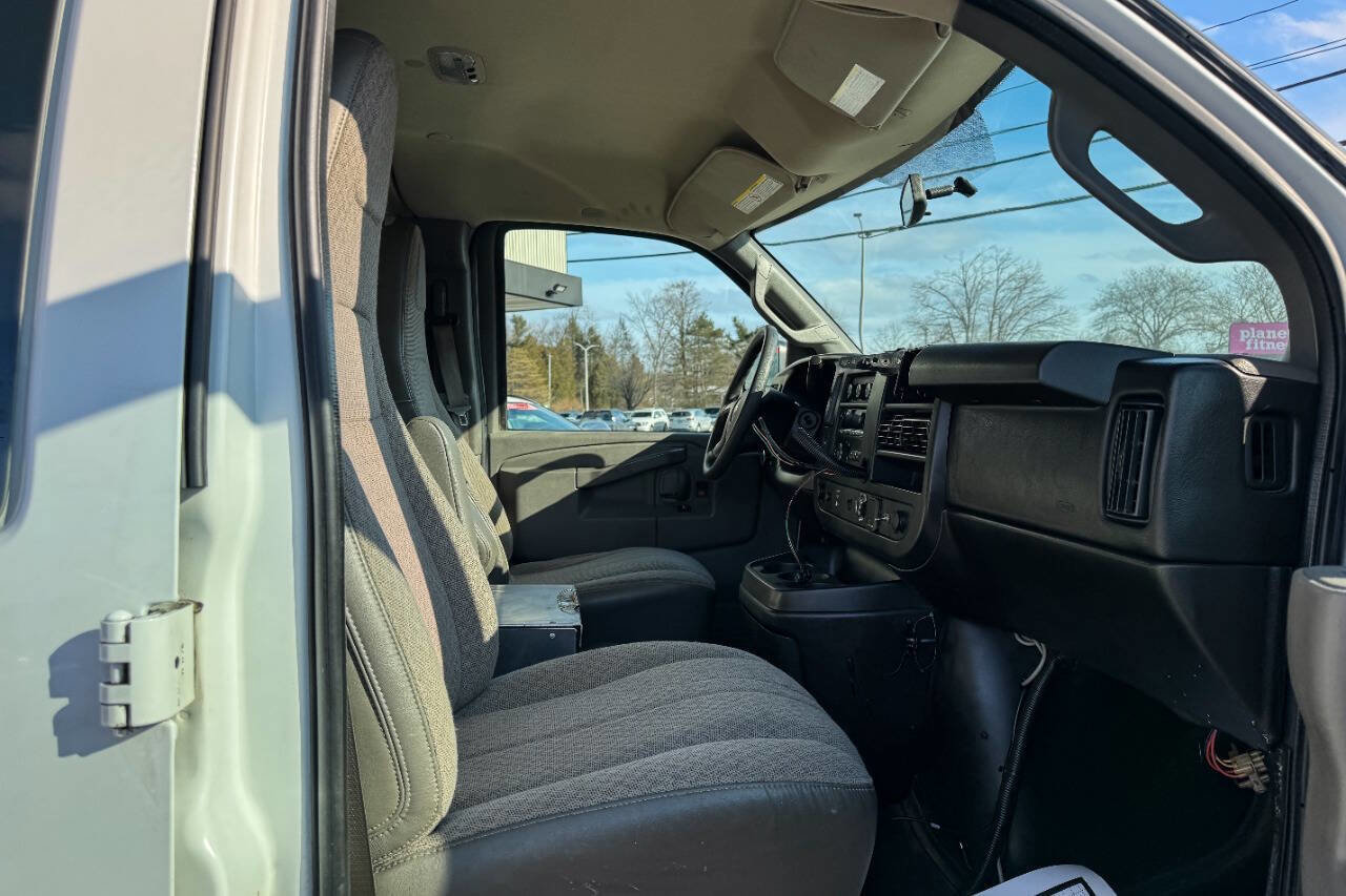Used 2016 Chevrolet Express 2500 image 10