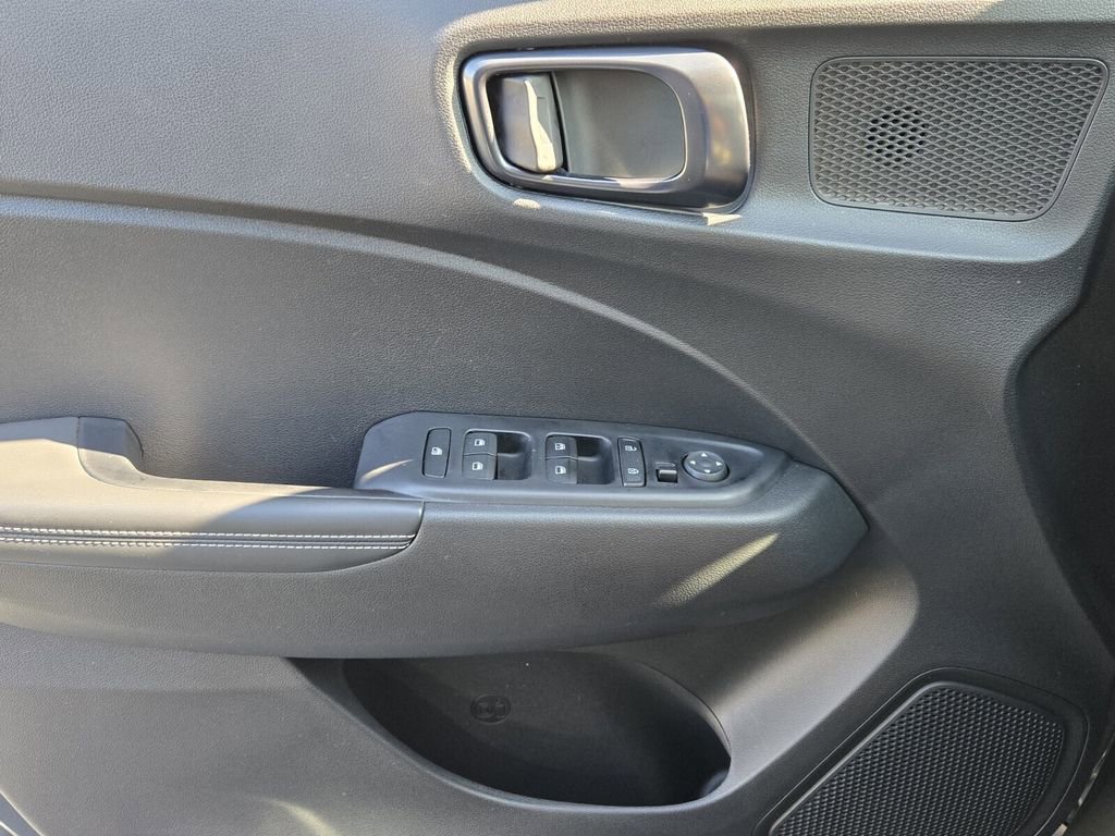 Certified 2025 Hyundai Venue Limited image 28