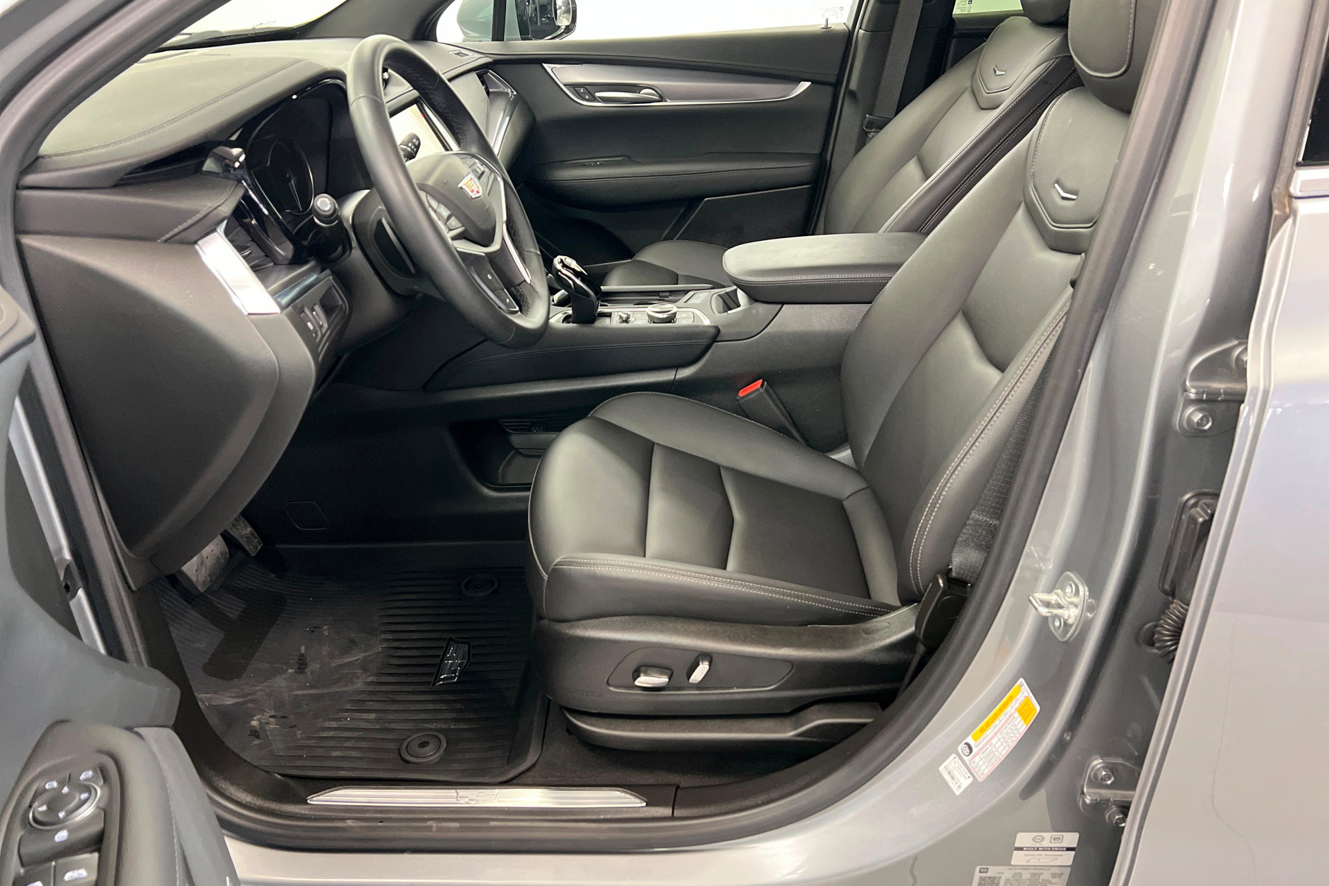 Used 2025 Cadillac XT5 Luxury w/ LPO, Floor Liner Package AWD/4WD image 18