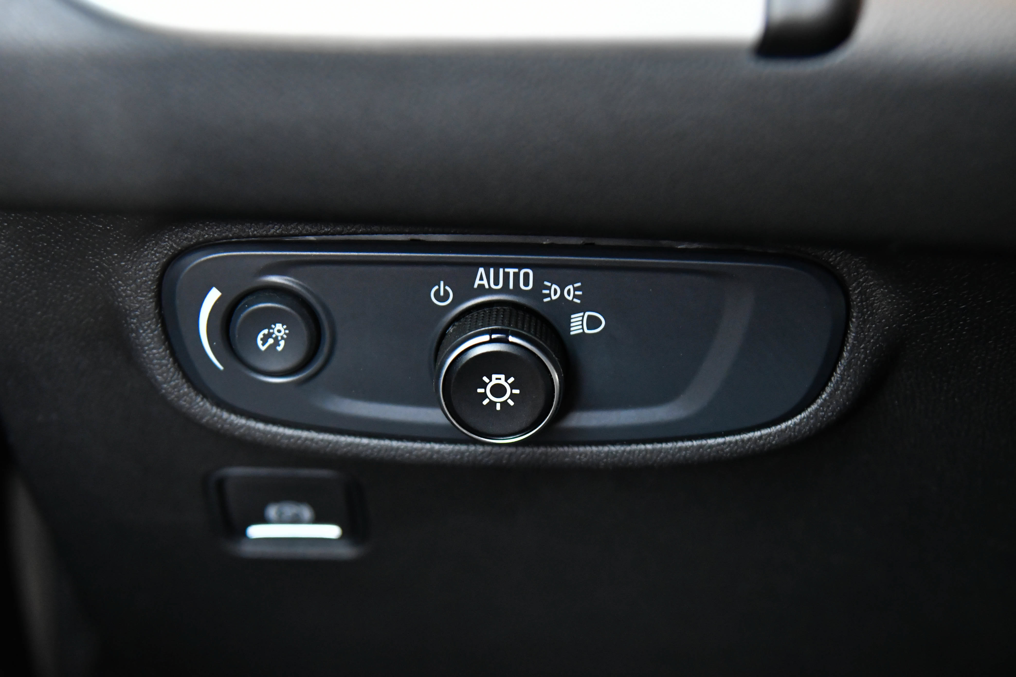 Used 2024 GMC Terrain SLE FWD image 29