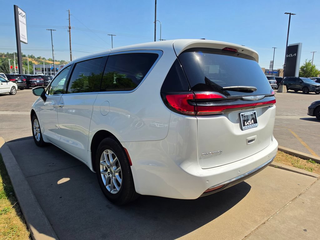 Used 2023 Chrysler Pacifica Touring-L FWD image 7