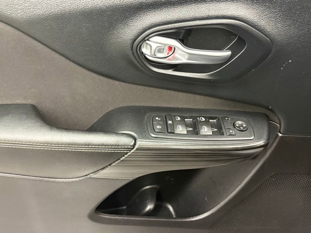 Used 2016 Jeep Cherokee Latitude w/ Cold Weather Group AWD/4WD image 12