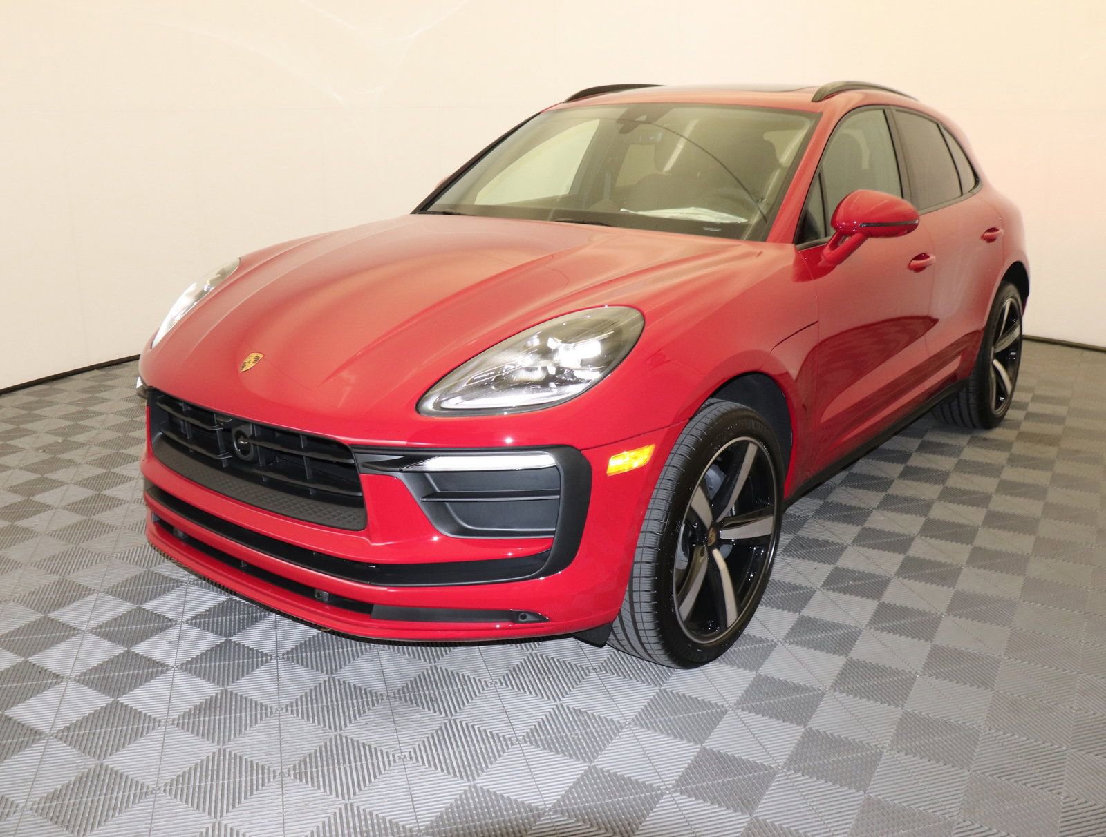 Used 2025 Porsche Macan image 14
