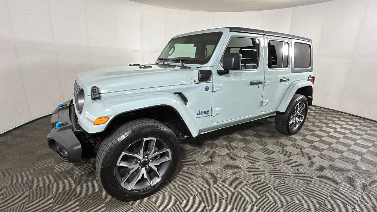 Used 2024 Jeep Wrangler Unlimited w/ Convenience Group AWD/4WD image 8