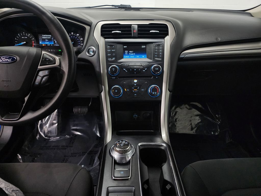Used 2017 Ford Fusion SE FWD image 16