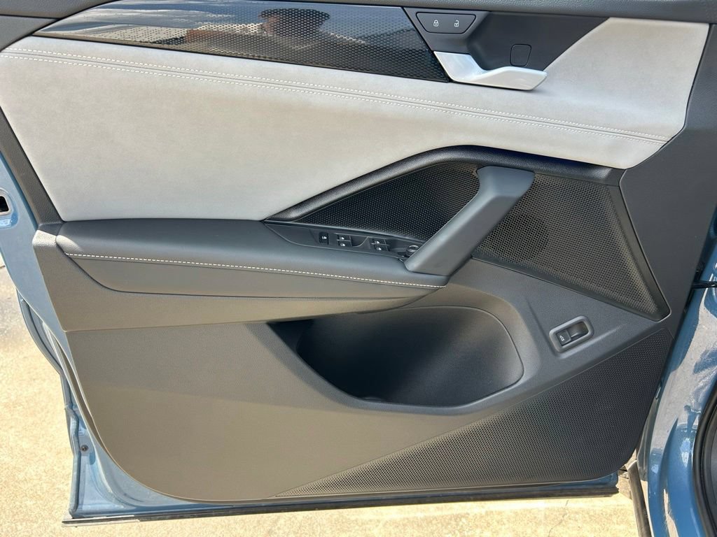 Certified 2025 Volkswagen Tiguan SE R-Line FWD image 22
