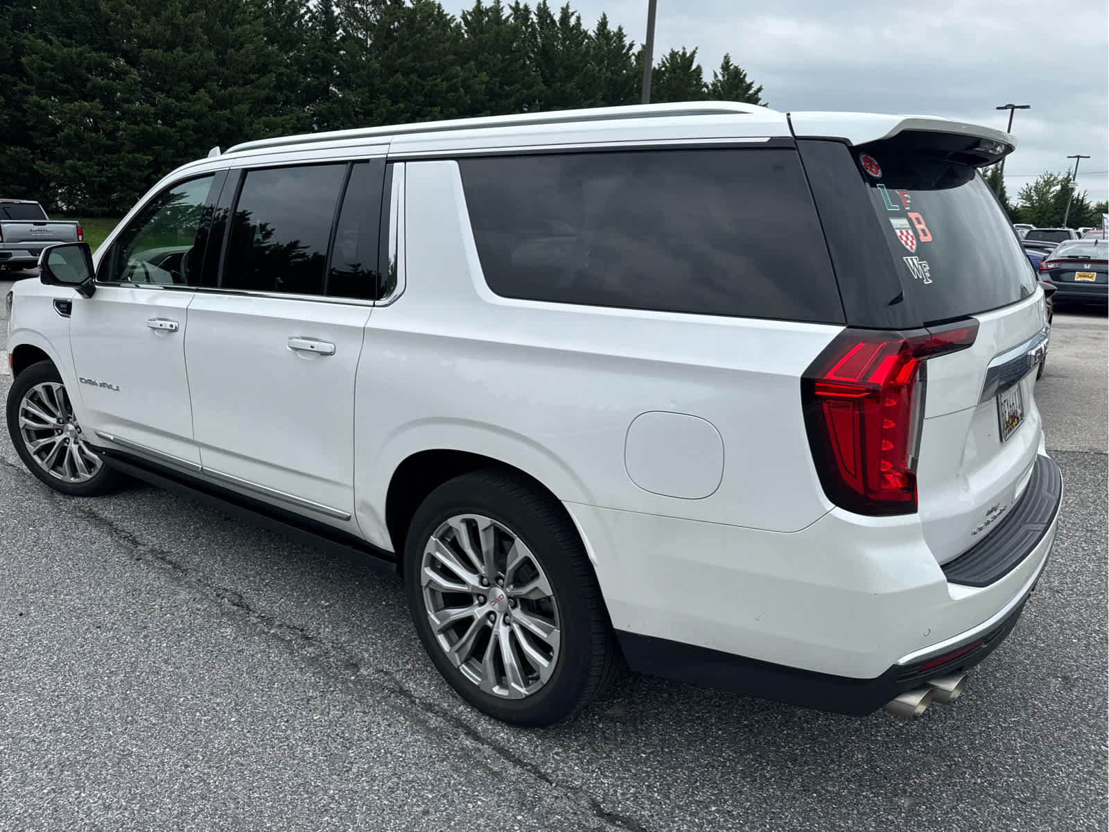 Certified 2022 GMC Yukon XL Denali w/ Denali Ultimate Package AWD/4WD image 4