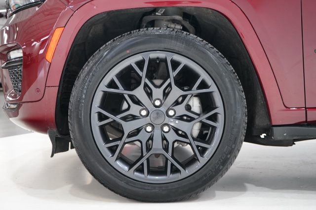 Used 2025 Jeep Grand Cherokee Summit w/ Obsidian Package image 11