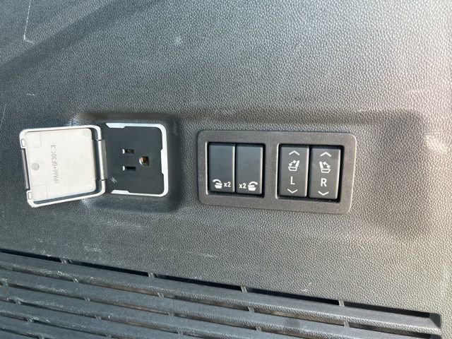 Used 2024 Chevrolet Suburban Premier image 32