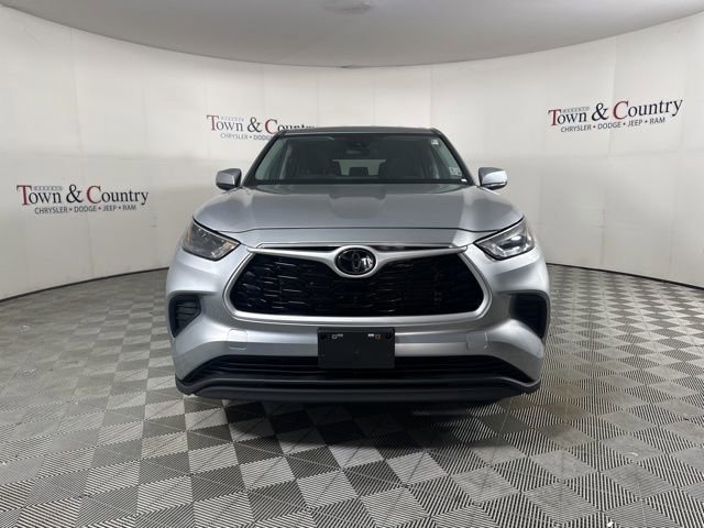 Used 2023 Toyota Highlander L image 2