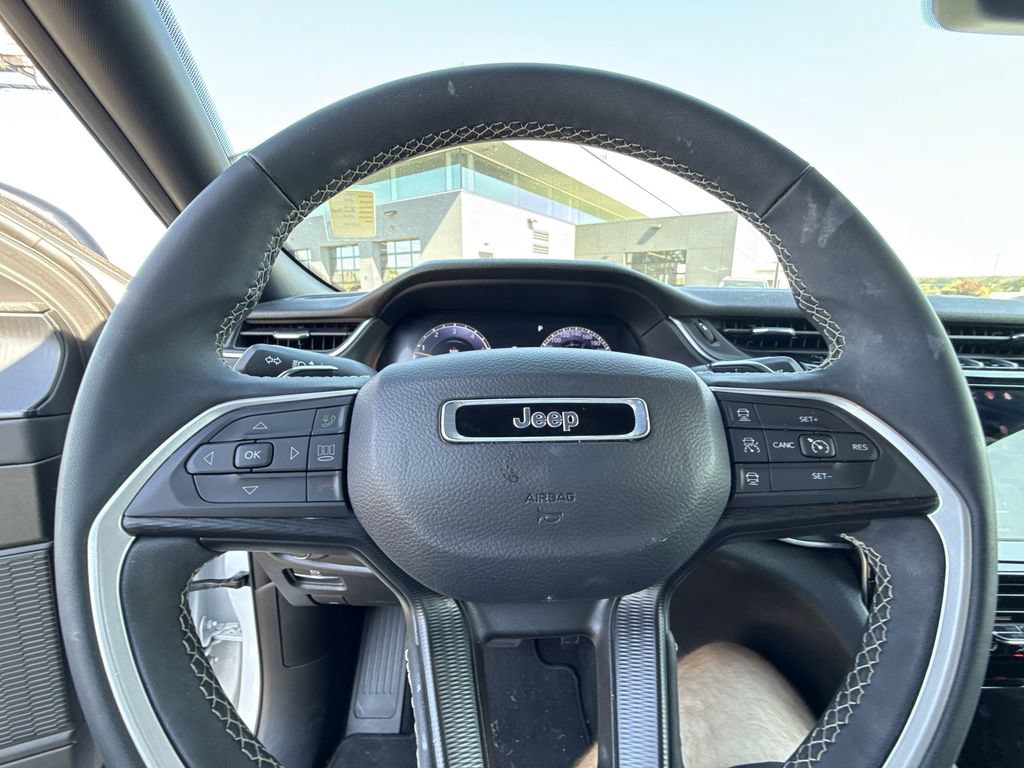 Used 2025 Jeep Grand Cherokee Laredo AWD/4WD image 20